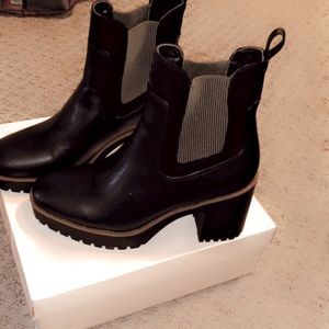 Brand: Chinese laundry (never wore)